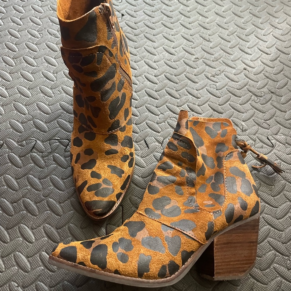 Matisse notched 2.5” heel bootie, leopard print, size 8.5.